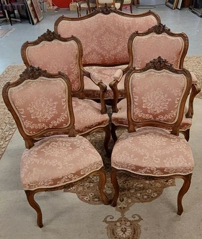 SALON in carved natural wood decorated with...
