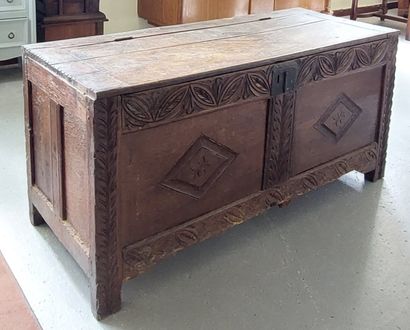 Natural wood COFFRE with carved front

H...
