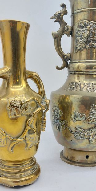 CHINA 

Three bronze vases 

H: 20 to 32...