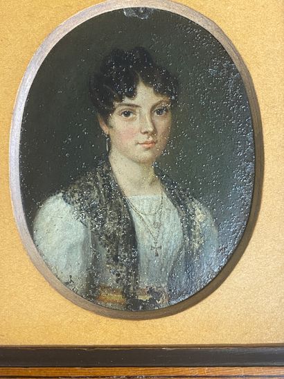 LOT comprenant :

- Portrait de femme ovale,...