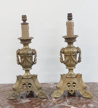 PAIR OF LAMPS in chased and gilded bronze

Louis...