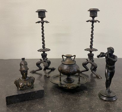 LOT of bronzes including :

- 2 candlesticks,...