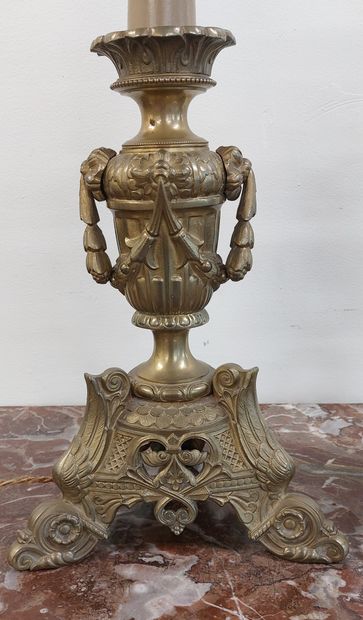 PAIR OF LAMPS in chased and gilded bronze

Louis...