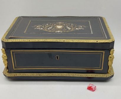 IMPORTANT COFFRET en bois noirci garni de...