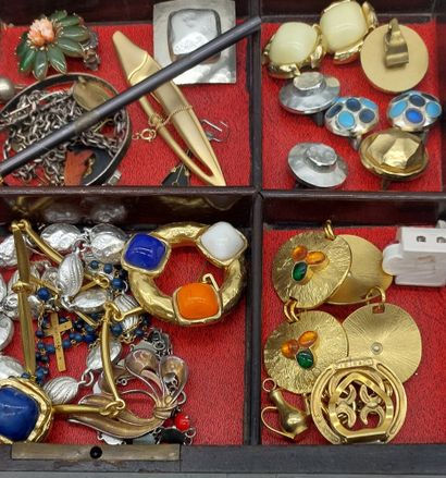 LOT OF FANTAISIE JEWELRY including earrings,...