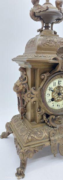 PENDULE BORNE en bronze à décor de têtes...