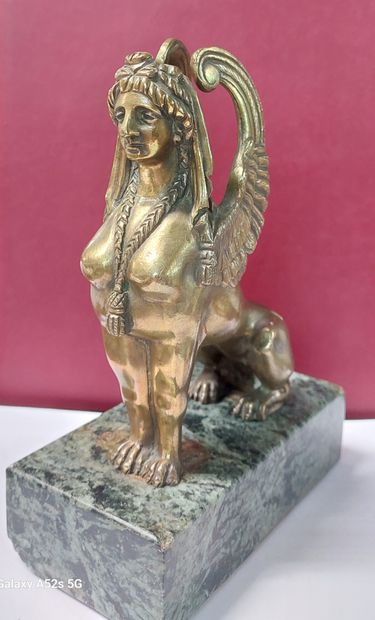 SPHINGE en bronze sur socle en marbre vert

Ht....