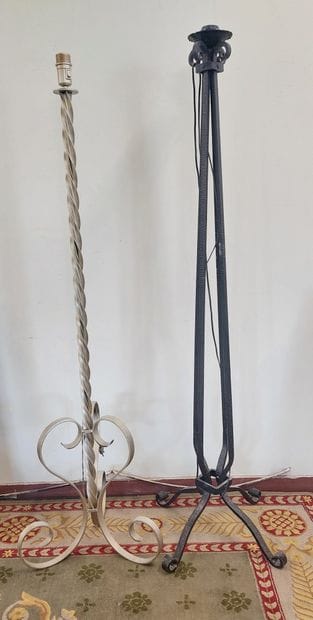 TWO LAMPADAIRES in wrought iron

H: 161 cm...