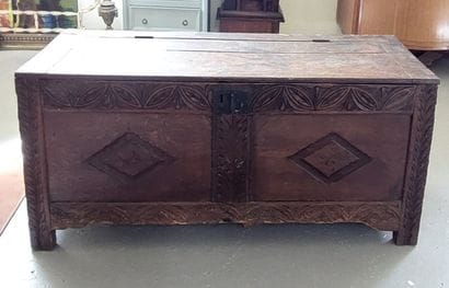 Natural wood COFFRE with carved front

H...