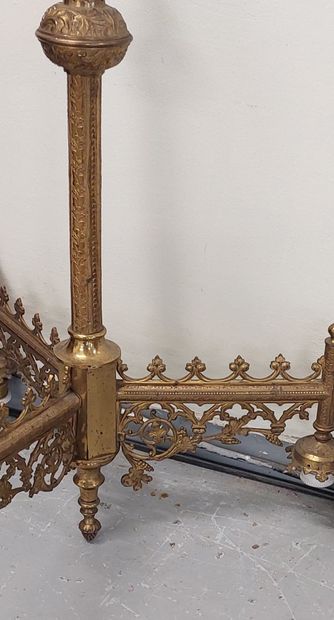 PAIRE DE LUSTRES en bronze doré, trois lumières...