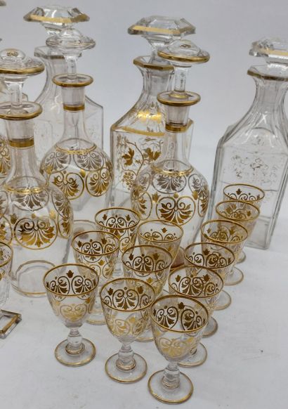 LIQUEUR CELLAR GLASSWARE SET :

- 8 bottles...