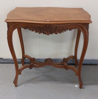 PETITE TABLE DE MILIEU en bois naturel sculpté...