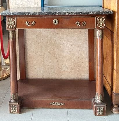 CONSOLE en acajou et placage d'acajou garnie...