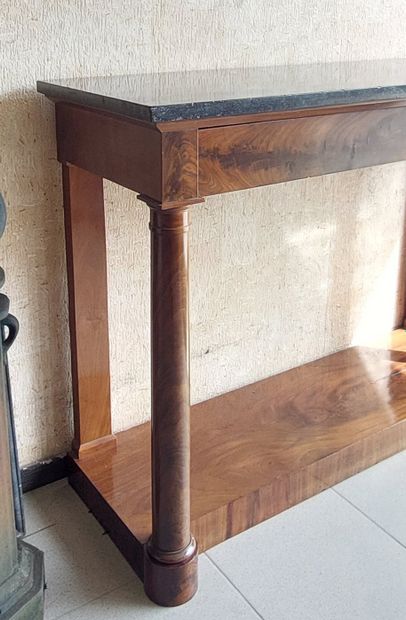 CONSOLE en acajou et placage d'acajou ouvrant...
