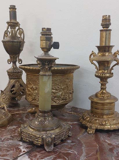 LOT including :

- 4 bronze lamp bases

-...