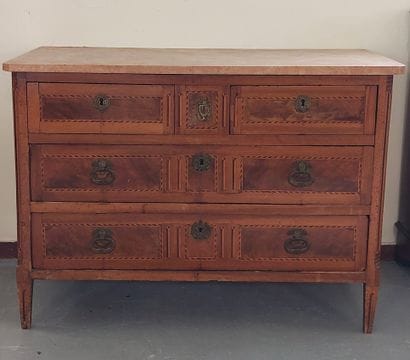 WOODEN VENEER COMMODE opening with four drawers...