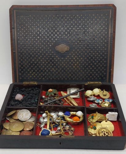 LOT OF FANTAISIE JEWELRY including earrings,...