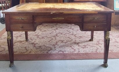 BUREAU en acajou et placage d'acajou ouvrant...