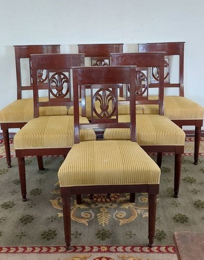 SUITE DE SIX CHAISES en acajou massif, garnies...