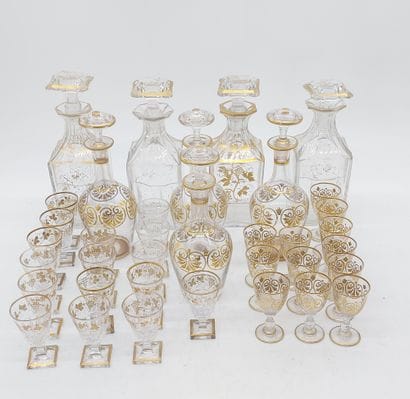 LIQUEUR CELLAR GLASSWARE SET :

- 8 bottles...