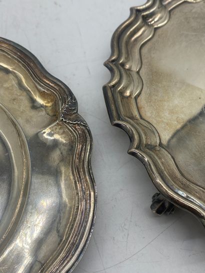 TWO SMALL SILVER PLATES 

Weight : 520 g