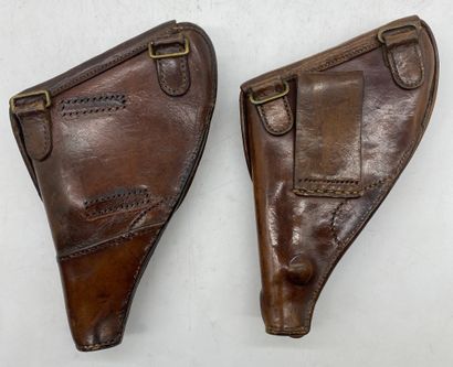DEUX ETUIS à revolver 1892 en cuir