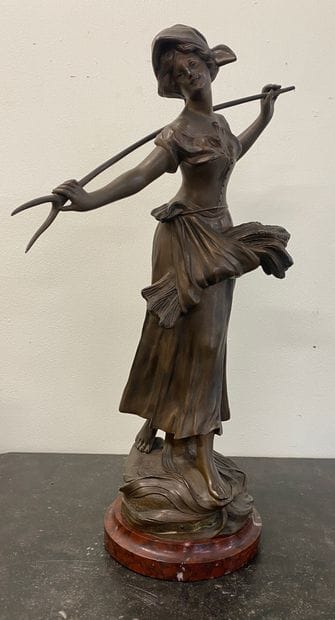 FLORA

Regula subject 

Marble base

Height:...