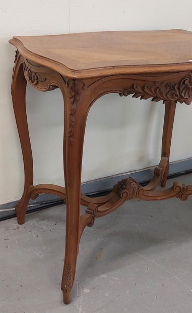 PETITE TABLE DE MILIEU en bois naturel sculpté...