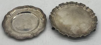 TWO SMALL SILVER PLATES 

Weight : 520 g