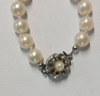 COLLIER de perles (non testées) avec fermoir...