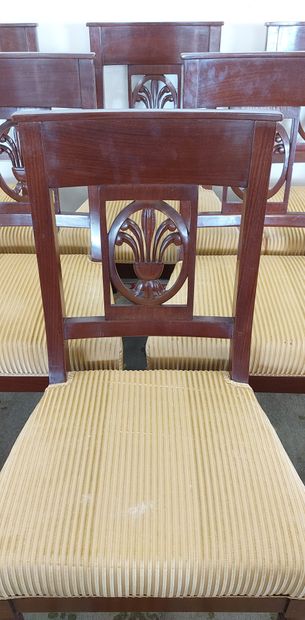SUITE DE SIX CHAISES en acajou massif, garnies...