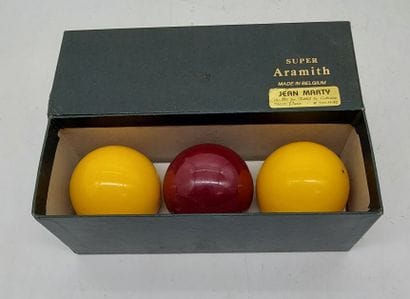 THREE BILLIARD BALLS 

Super Aramith 

In...