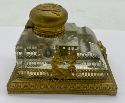 ENCRIER en verre et laiton à décor d'aigle...
