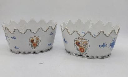 DEUX RAFRAICHISSOIRS en faïence à décor de...