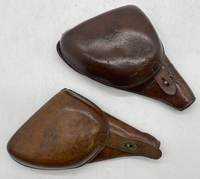 DEUX ETUIS à revolver 1892 en cuir
