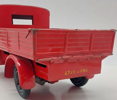 CIJ TOY

Mechanical Renault truck in red...