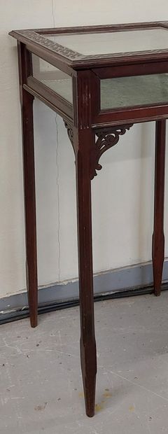PETIT VITRINE en acajou ouvrant par un abattant...