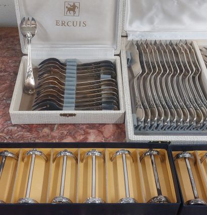 ERCUIS

Lot in silver-plated metal comprising...