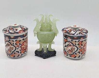 IMARI

Pair of small covered pots in Imari...