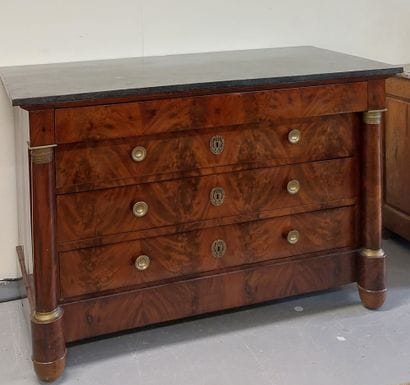COMMODE en acajou et placage d'acajou ouvrant...
