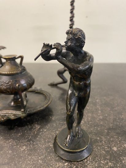 LOT of bronzes including :

- 2 candlesticks,...