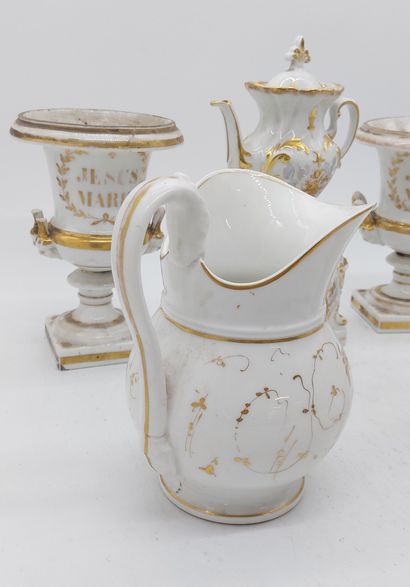LOT comprenant : 

- 2 verseuses en porcelaine...