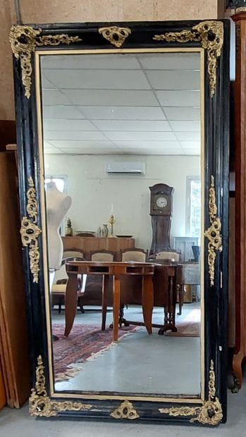 GRAND MIROIR en bois peint en noir et doré

176...