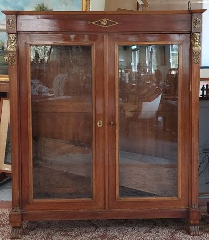 VITRINE en acajou et placage d'acajou, ouvrant...