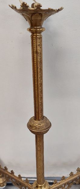 PAIRE DE LUSTRES en bronze doré, trois lumières...