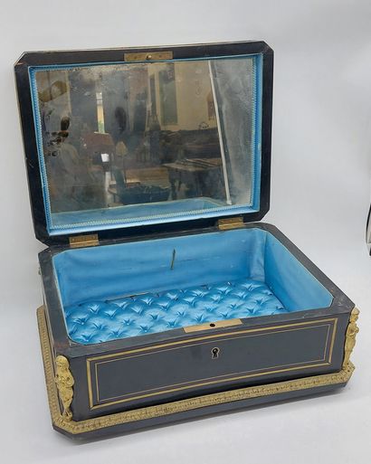 IMPORTANT COFFRET en bois noirci garni de...