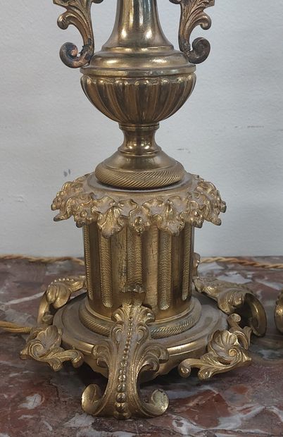 PAIR OF LAMPS in chased and gilded bronze...