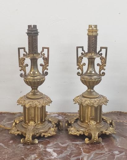 PAIR OF LAMPS in chased and gilded bronze...