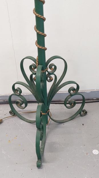 LAMPADAIRE en fer forgé peint en vert et...