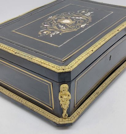 IMPORTANT COFFRET en bois noirci garni de...